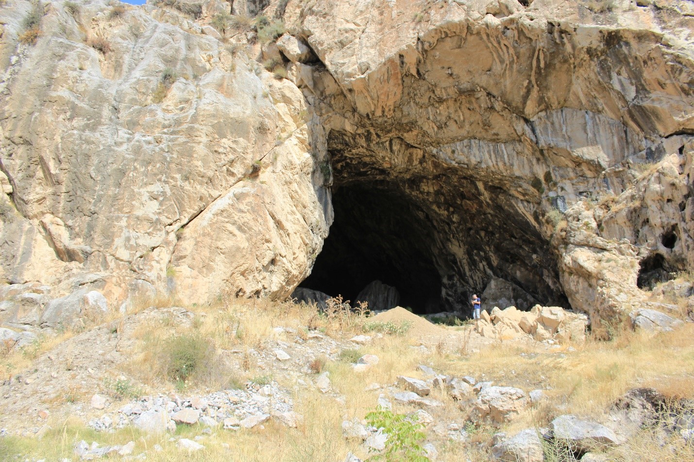 Общий вид на вход в пещеру Сель-Унгур